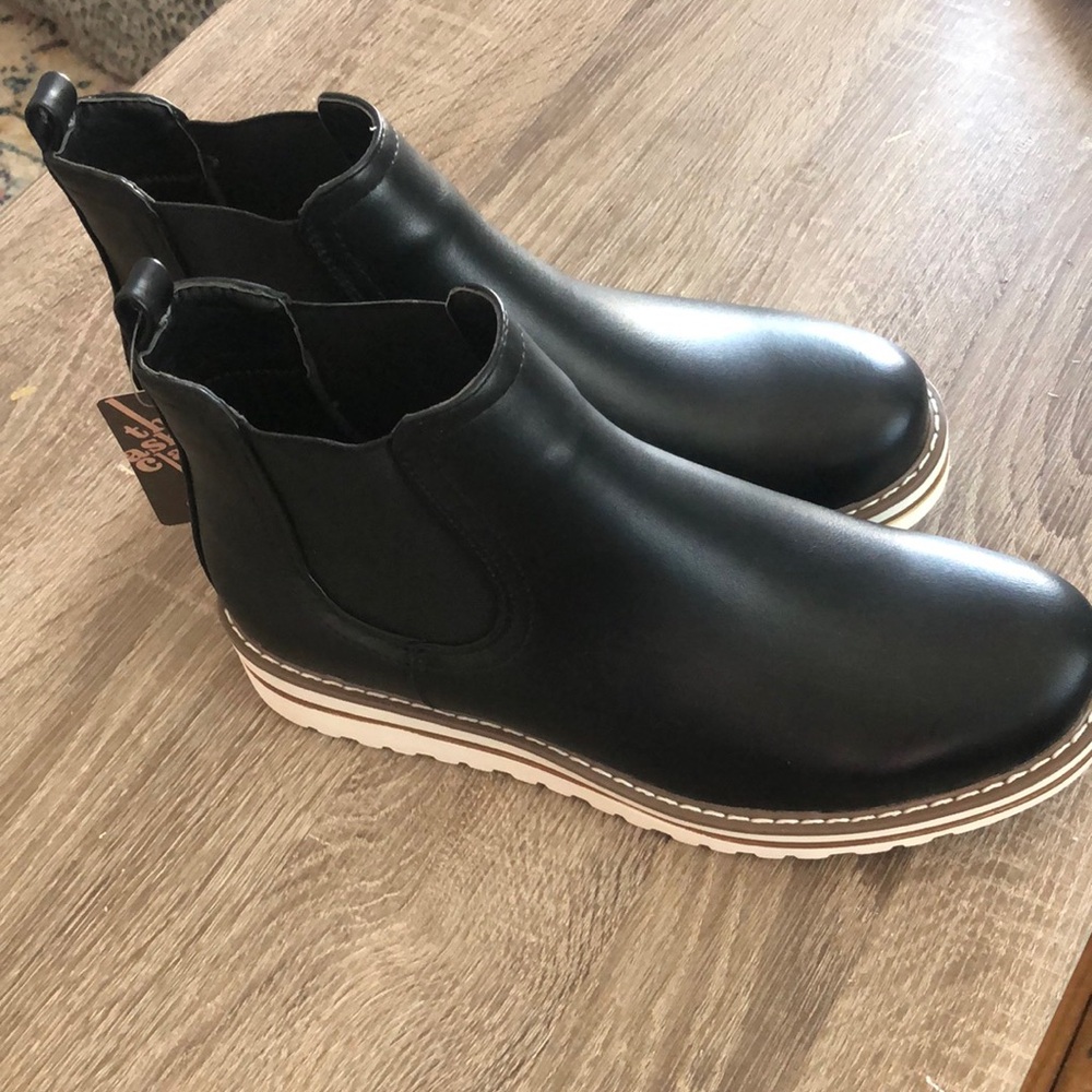 NWT black ankle boots